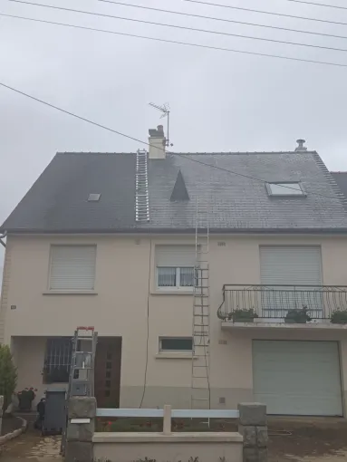 Nettoyage de la toiture avant remise en peinture, Rennes, Façade services
