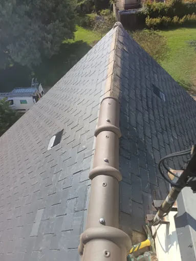 Recherche de fuite sur la toiture avec changement de faîtage, Rennes, Façade services