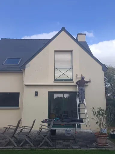 Réparation de fissure avant remise en peinture, Rennes, Façade services