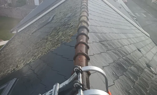 Nettoyage d'une toiture avec produit anti-mousse et rinçage à Saint-Malo