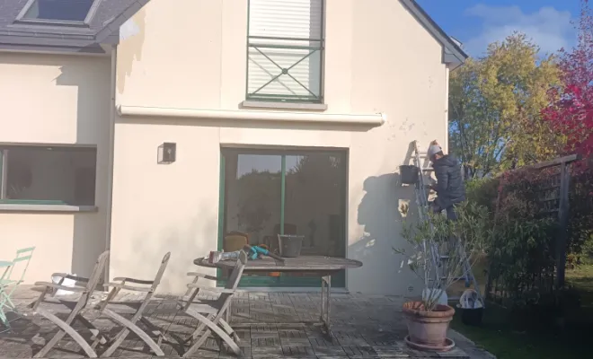 Réparation de fissure avant remise en peinture, Rennes, Façade services